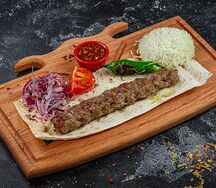 Урфа-кебаб с гарниром