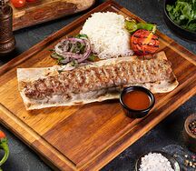 Урфа-кебаб из курицы с гарниром