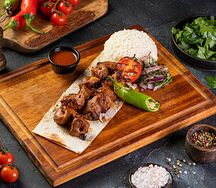 Ягненок на шпажках с гарниром
