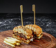 Куриный бургер с картофелем фри