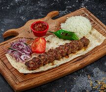 Адана-кебаб с гарниром