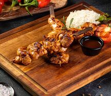 Курица на шпажках с гарниром