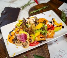 Куриное филе с манго и авокадо