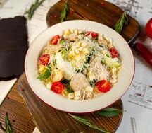 Салат Цезарь с курицей