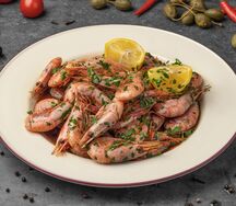 Большая порция северных креветок