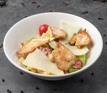 Салат Цезарь с курицей