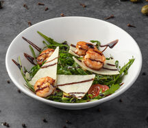 Салат Руккола с пармезаном и креветками