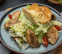 Салат Цезарь с курицей