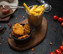 Картофель фри с наггетсы