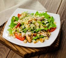 Салат Цезарь с курицей