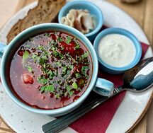 Борщ с гренками и салом