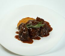 Щека говяжья с булгуром и сливочным соусом