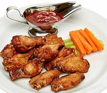 Куриные крылышки классические с соусом блю чиз