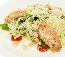 Салат Цезарь с курицей