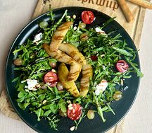 Теплый салат с грушей и сырным муссом
