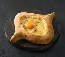 Хачапури по-аджарски с беконом