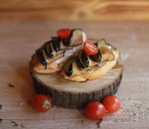 Брускетта с брынзой и баклажанами