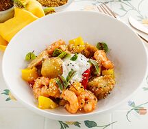 Салат с хрустящими баклажанами, страчателлой и креветками 