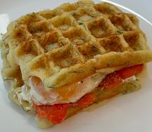 Картофельные вафли с лососем и яйцом 