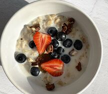Овсяная каша на кокосовом молоке с семенами чиа и яблочками, томленными с корицей 