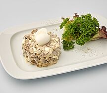 Салат с языком и перепелиными яйцами
