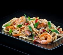 Удон с морепродуктами в остром соусе