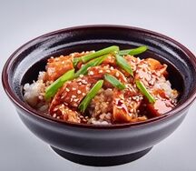 Wok с лососем в остром соусе