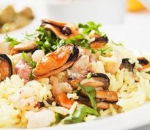Wok с мидиями в остром соусе