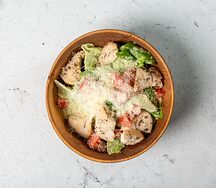 Салат Цезарь с куриным филе и сыром пармезан
