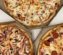 Три мясные пиццы