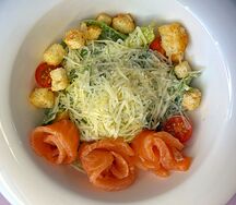 Салат Цезарь с красной рыбой