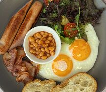 Английский завтрак с колбасками и беконом