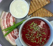 Борщ с салом и сметаной