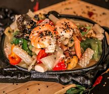 Морской коктейль на горячей сковородке