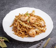 Жареная лапша с креветками