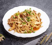 Жареная лапша со свининой