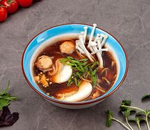 Рамен с курицей, грибами эноки и яйцом