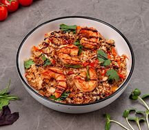 Жаренный рис с овощами и креветками