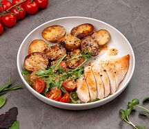 Мини-картофель с куриной грудкой в медово-горчичном соусе