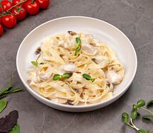 Сливочная паста с курицей и грибами