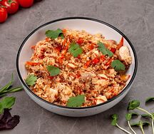 Жареный рис с овощами и курицей