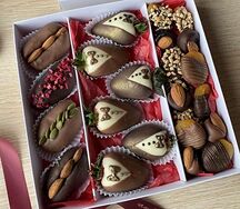 Коробка с клубникой и сухофруктами в шоколаде Солидность