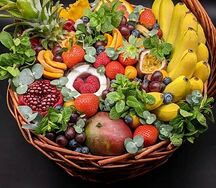 Фруктовая большая корзина со свежими фруктами