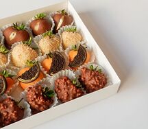 Клубничная коробочка для мамы Золотая ночь