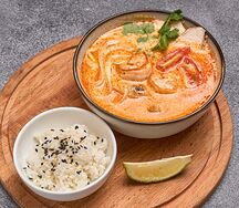 Том ям с креветками, курицей и рисом