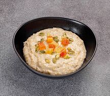 Каша овсяная с цукатами и тыквенными семечками