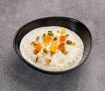 Каша рисовая с цукатами и тыквенными семечками