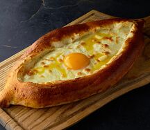 Хачапури по-аджарски с сыром сулугуни