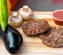 Мясная котлета с овощами