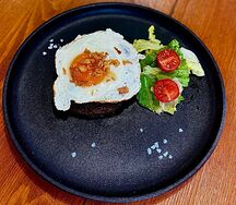 Бифштекс с яйцом